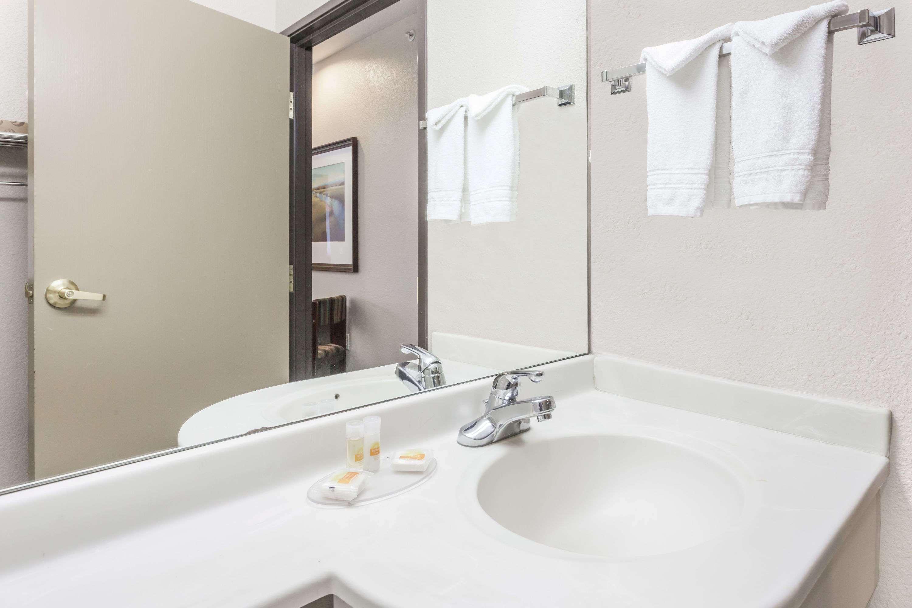 קנזס סיטי Days Inn By Wyndham Near Kansas Speedway מראה חיצוני תמונה