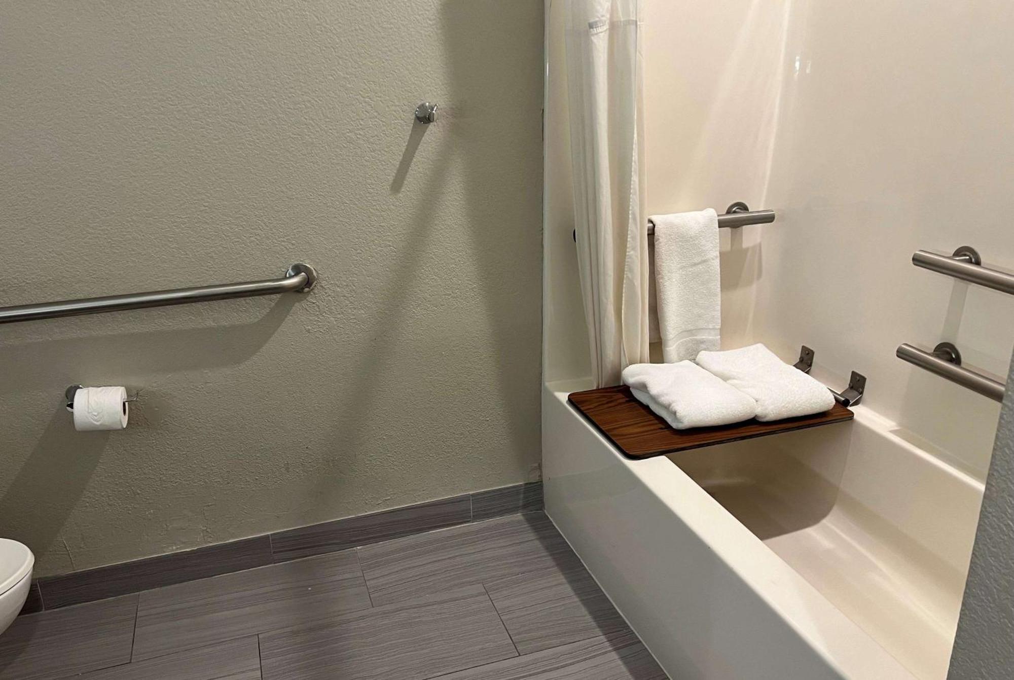 קנזס סיטי Days Inn By Wyndham Near Kansas Speedway מראה חיצוני תמונה